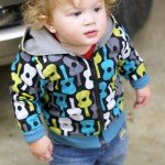 Kapucnis pulóverre a játszóren