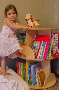 Kislány, rengeteg mesekönyvvel