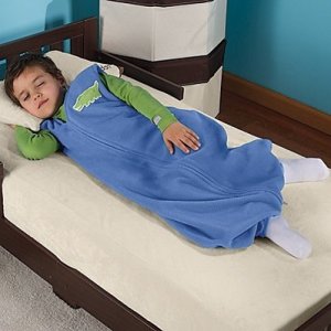 Baba és kisgyerek öltöztetése téli éjszakákon