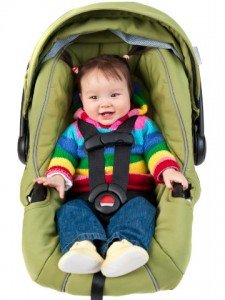 Kisgyerek öltöztetése autóban - forrás: pregnancyandbaby.com