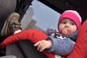 Baba öltöztetése az autóban - forrás: sudocrem.co.uk