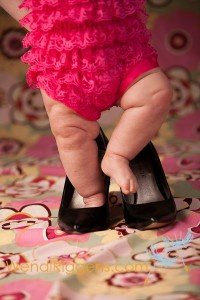 5 tanács, ha a gyerek nem akar cipőt hordani Baba a Mama cipőjében