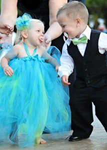 Gyerekszerelem Koszorús kislány és kisfiú