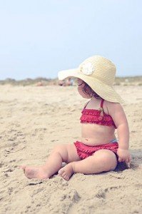 Kisgyerek kétrészes fürdőruhában Baba és kisgyerek öltöztetése a hőségben