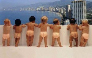 Baba öltöztetése a vízparton Baba és kisgyerek öltöztetése a hőségben