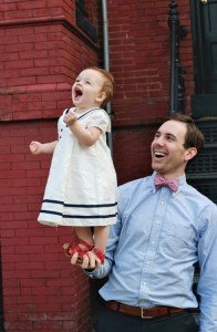 Apa gyereket öltöztet Apák napja