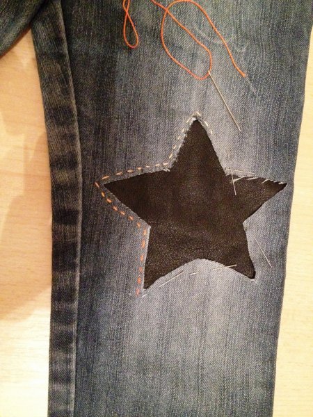 Kiszakadt gyereknadrág foltozása varrógép nélkül