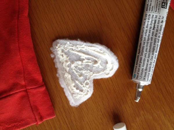 Varrni nem tudó vagy nem akaró Anyukák számára egy praktikus termék: textilragasztó