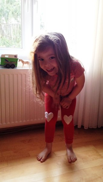 Varrni nem tudó vagy nem akaró Anyukák számára egy praktikus termék: textilragasztó