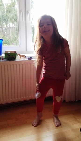 Varrni nem tudó vagy nem akaró Anyukák számára egy praktikus termék: textilragasztó